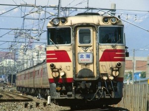 架線下カーブの特急北海