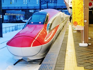 秋田駅で出発を待つスーパーこまち