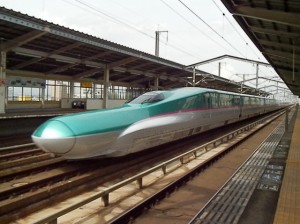東北新幹線はやぶさ号・古川駅通過