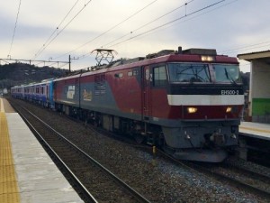 HB-E210系を牽く金太郎