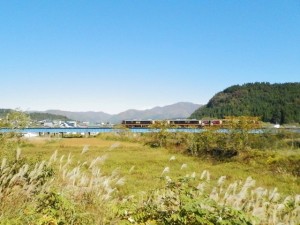 最上駅東側の鉄橋を行くリゾートみのり号
