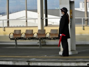 はやぶさ95号を迎える駅員さんの姿にも緊張感