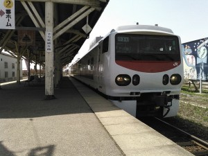 Easti-Dが山形鉄道フラワー長井線に入線