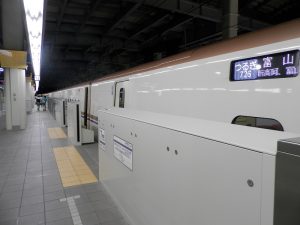 単一形式によりホームドアが設置されている