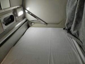 上段寝台にシーツを敷いた
