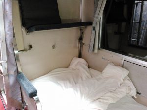 下段寝台・足元側の荷棚