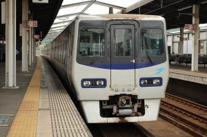 8000系貫通型車両の特急しおかぜ