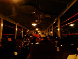 トンネル内のトロッコ客車の雰囲気