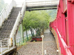 トロッコ保津峡駅と列車全景