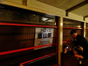 下車客の多いトロッコ嵐山駅