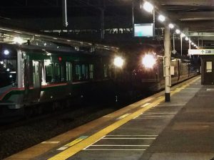 E655系和なごみ・小牛田駅に到着