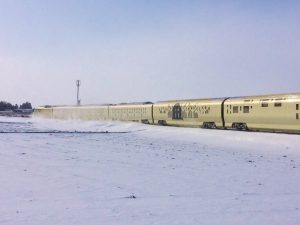 四季島が粉雪を巻き上げた瞬間