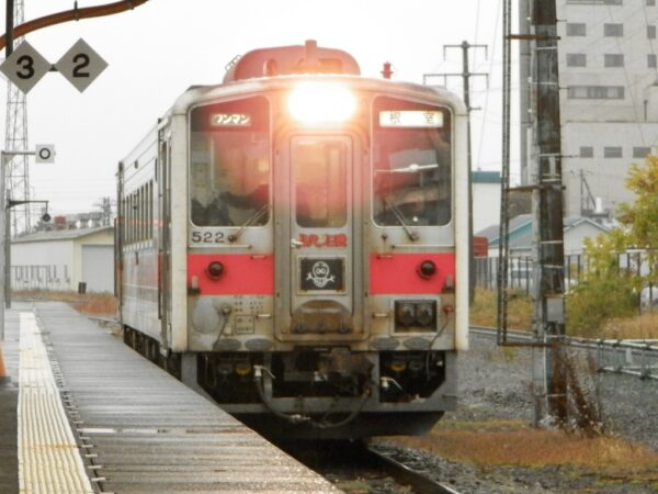釧路駅に入線するルパン三世ラッピング車両