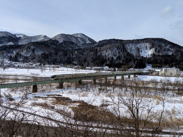 トランスイート四季島と鉄橋・遠景