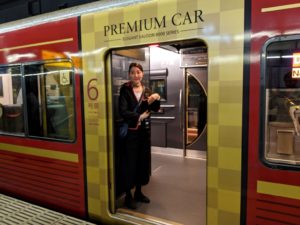 京阪特急プレミアムカーのアテンダントさん