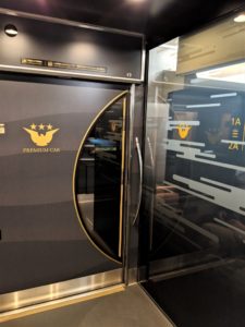 京阪特急プレミアムカーのデッキ