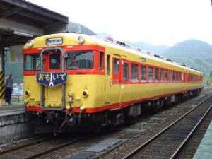 修学旅行専用列車おもいで号キハ28・58(鳴子温泉駅にて)
