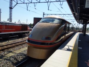 東武100系スペーシア・ゴールド