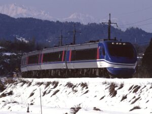 雪景色を行くスーパーはくと