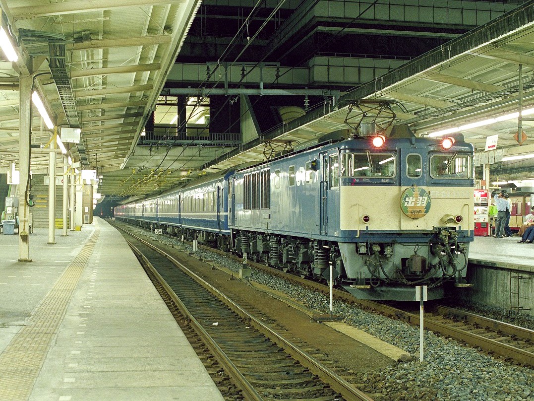 寝台特急出羽。EF64-1000