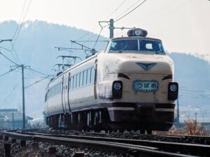 赤スカート485系の特急つばめ