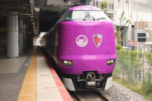 京都サンガラッピングの287系で運転する特急こうのとり