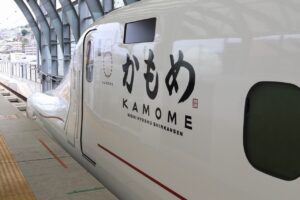 後方から新幹線かもめ号の先頭部を見る