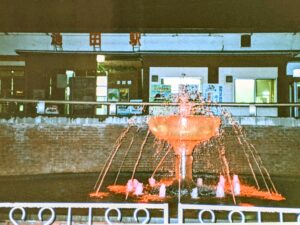 ワイングラスのモニュメントが待つ池田駅