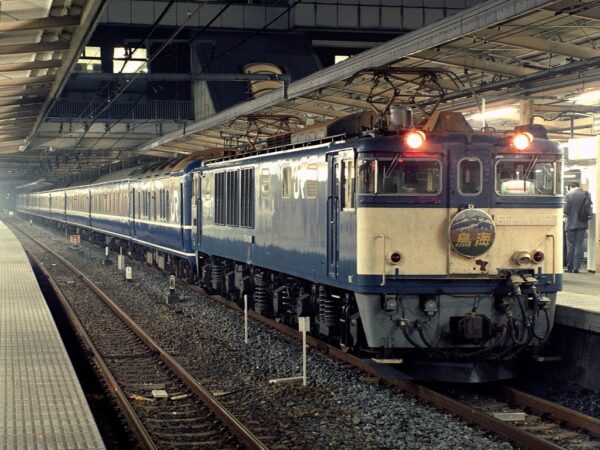 EF64が牽引する寝台特急鳥海