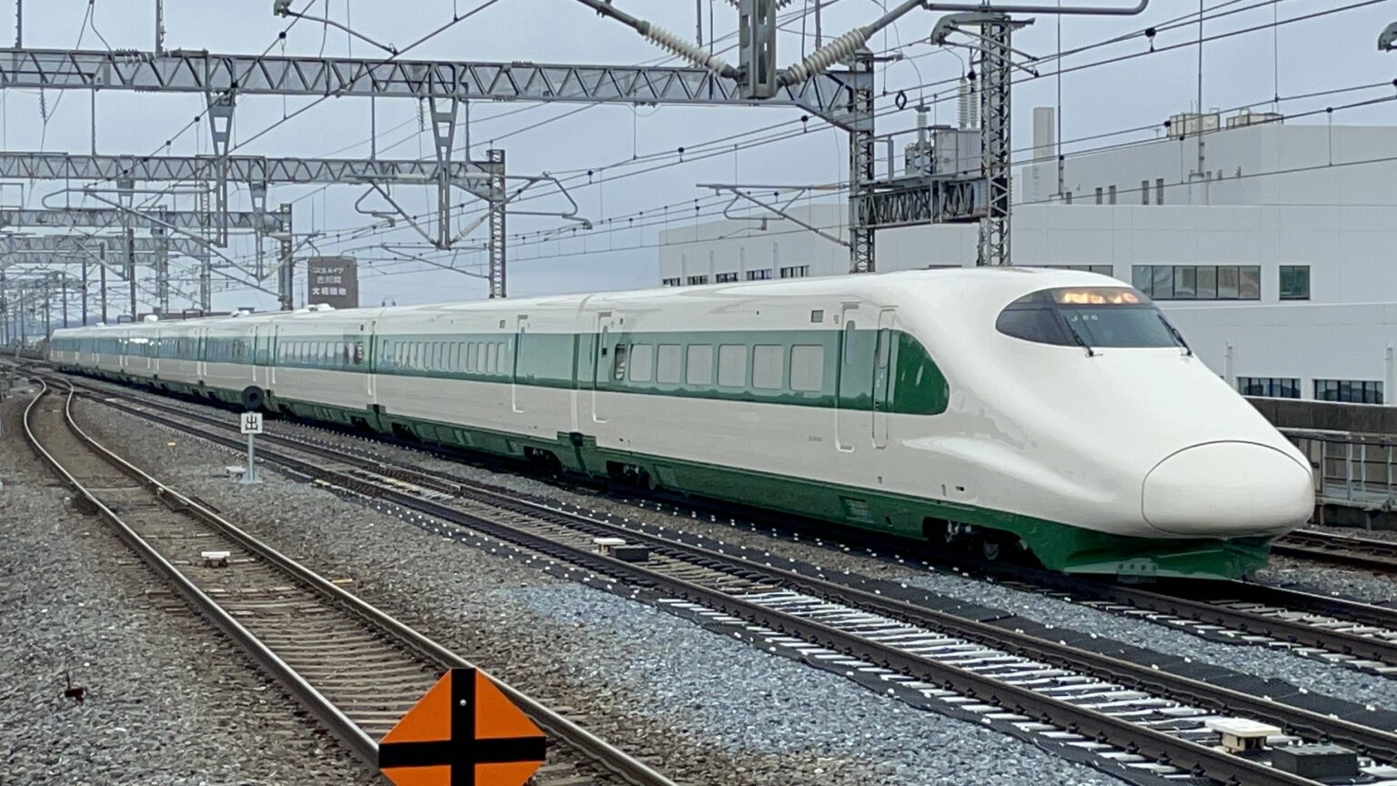 200系カラーのE2系新幹線
