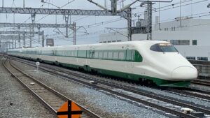 200系カラーのE2系新幹線