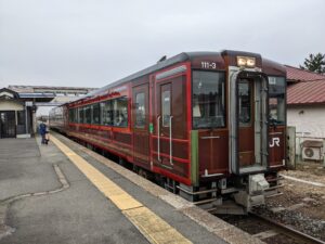 岩出山駅に到着した快速湯けむり・レトロデザイン