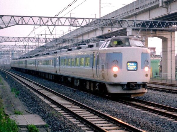 あずさ色183系(幕張車)のムーンライトえちご