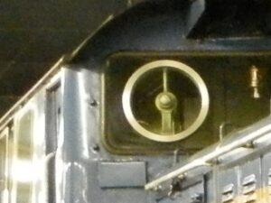 青いDD51の旋回窓
