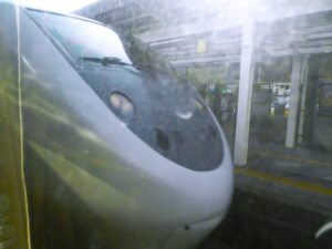 追い抜いていく681系特急サンダーバード