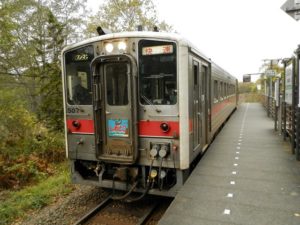 釧路湿原駅での快速しれとこ号