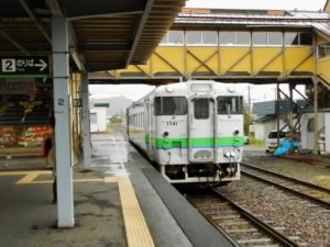 富良野駅に到着する快速狩勝号