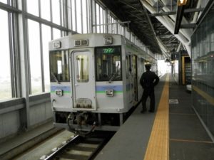 旭川で出発を待つマイタウン列車ラベンダー号