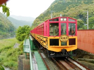 先頭に立つトロッコ客車